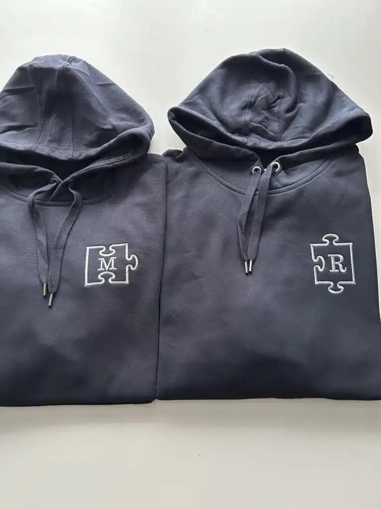 kolor granatowy bluzy z puzzlem