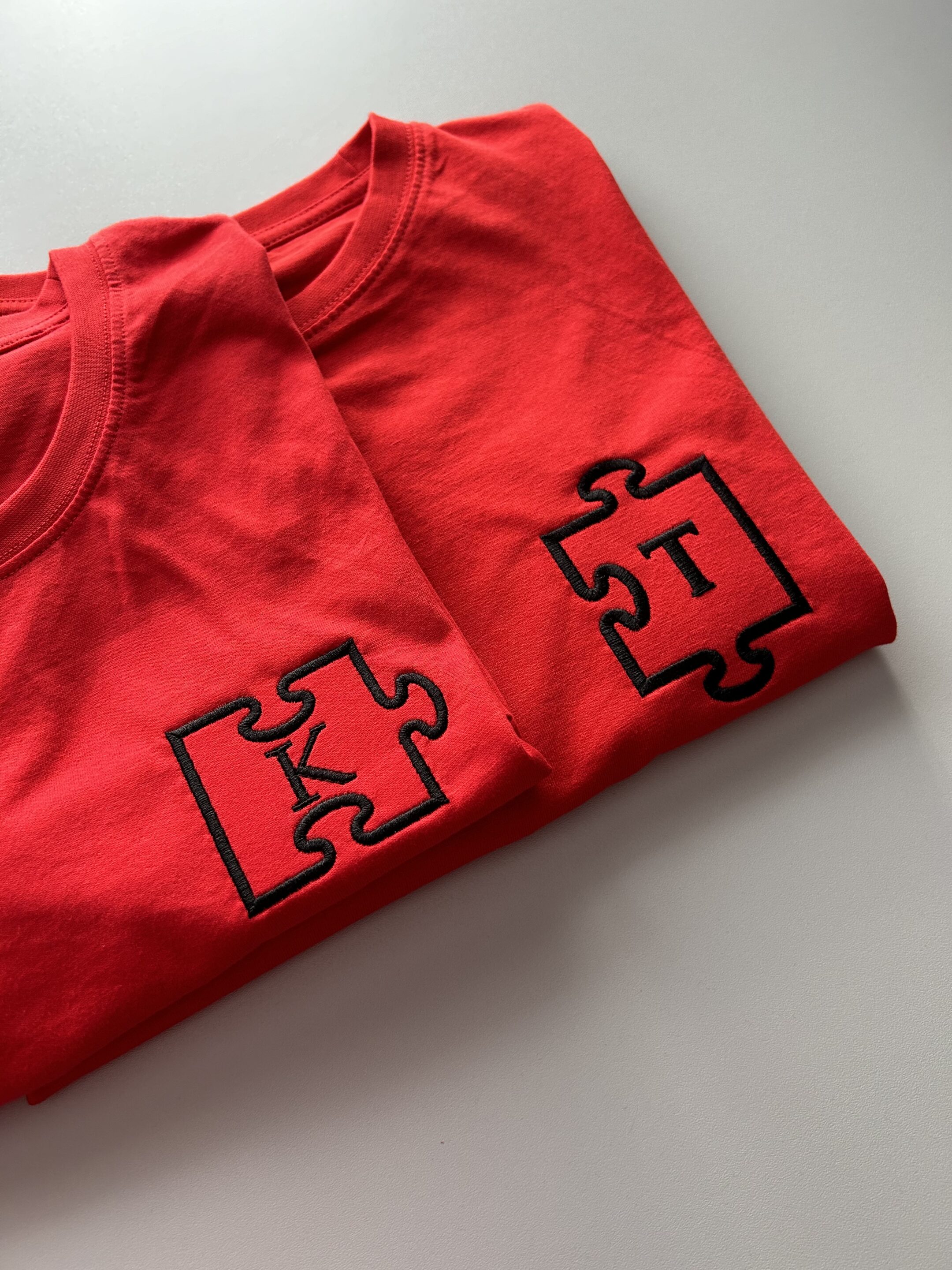 Koszulki dla par - haft z puzzlem (komplet) 4 koszulki czerwone z puzzlem