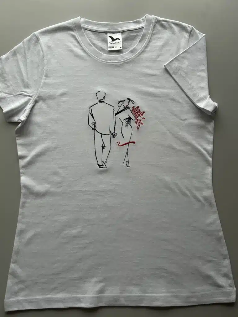 Koszulka z romantycznym haftem pary