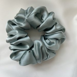scrunchie jedwabna gumka do włosów w kolorze jasnomiętowym