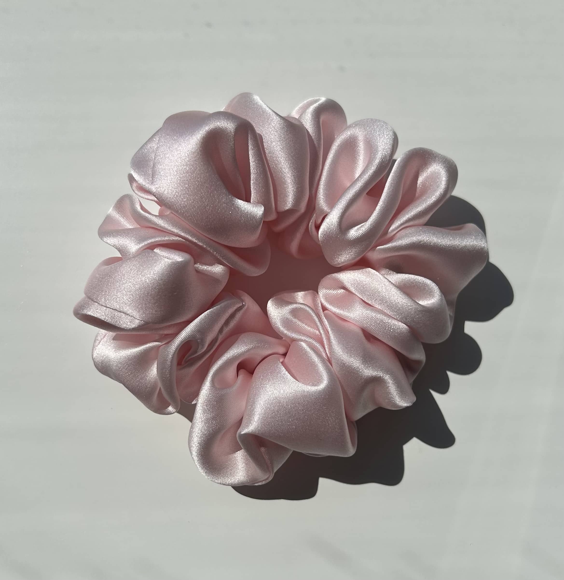 Scrunchie jedwabna gumka do włosów jasny róż