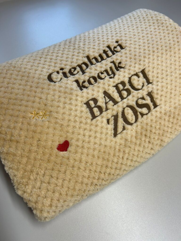 Koc z haftem cieply kocyk babci zosi złożony