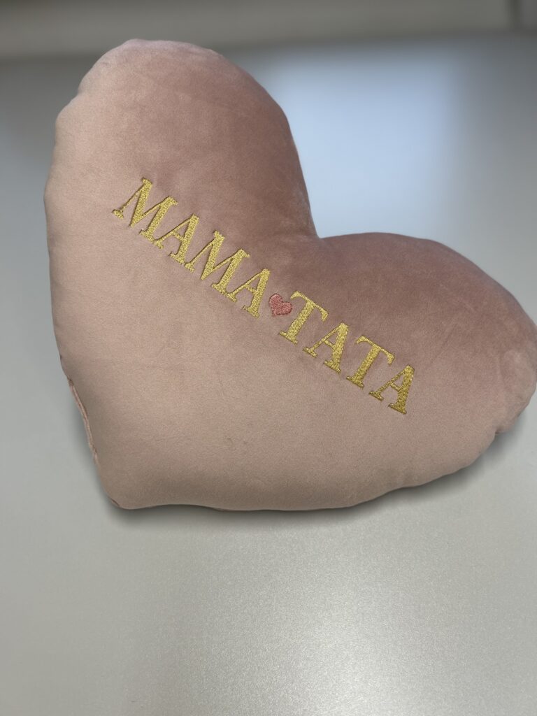 poduszka w kształcie serca z haftem MAMA i TATA