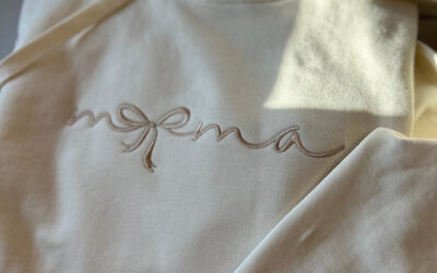 Wyjątkowy prezent na Dzień Mamy, Dzień Kobiet i urodziny – bluza nr 1, która wzrusza