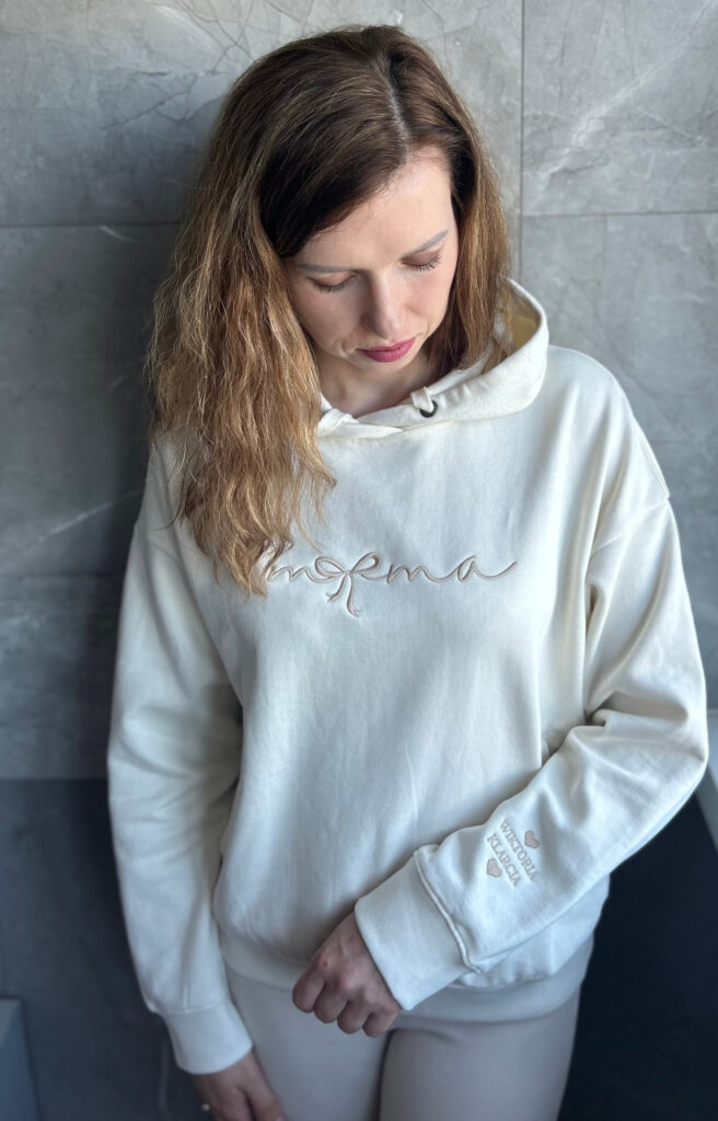personalizowana-bluza-dla-mamy-z-haftem