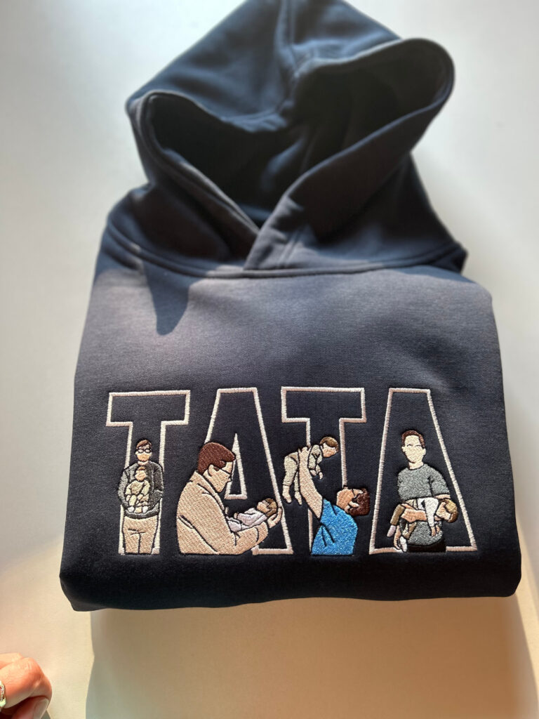 Złożona bluza z kapturem z haftem TATA