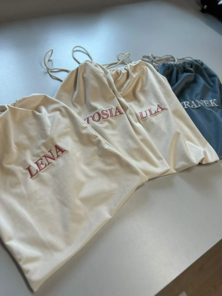 Woreczki na strój z haftem imienia dziecka