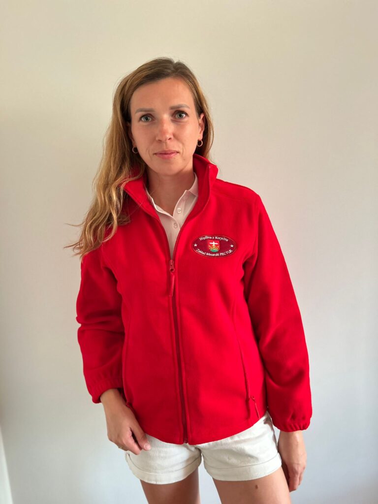 Polar czerwony Marta Wołkowycka z naszywką Wędliny z Korycina